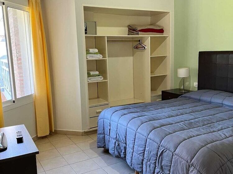 דירת חדר, Los Robles Apart