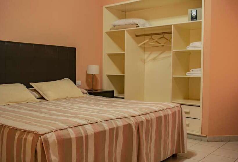 דירת חדר, Los Robles Apart