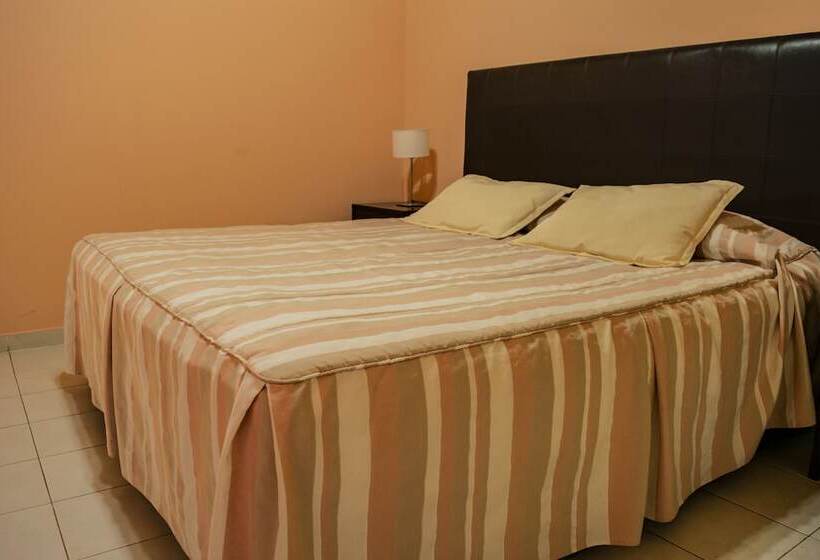 דירת חדר, Los Robles Apart