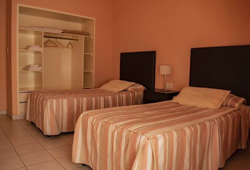 דירת שני חדרים, Los Robles Apart