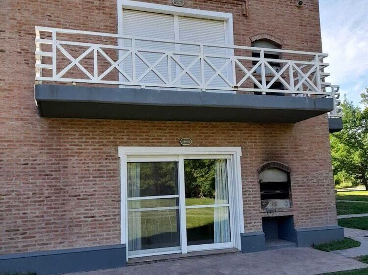 דירת חדר, Los Robles Apart