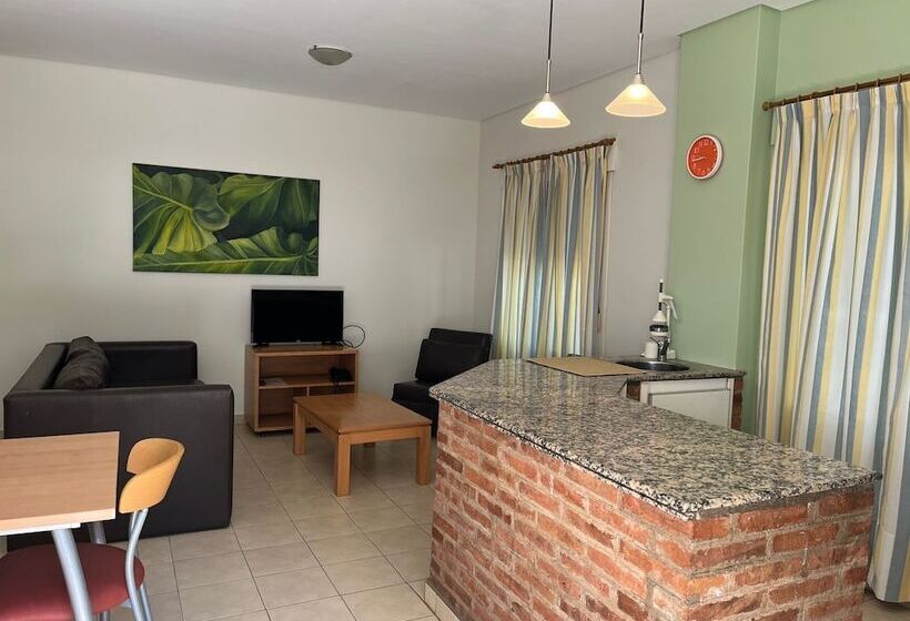 דירת חדר, Los Robles Apart