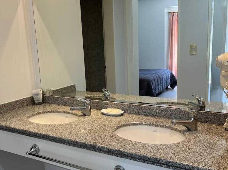 דירת שני חדרים, Los Robles Apart