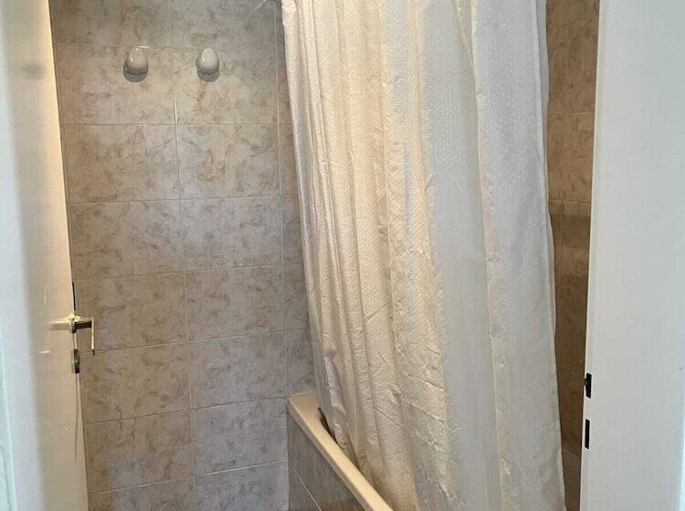 דירת שני חדרים, Los Robles Apart