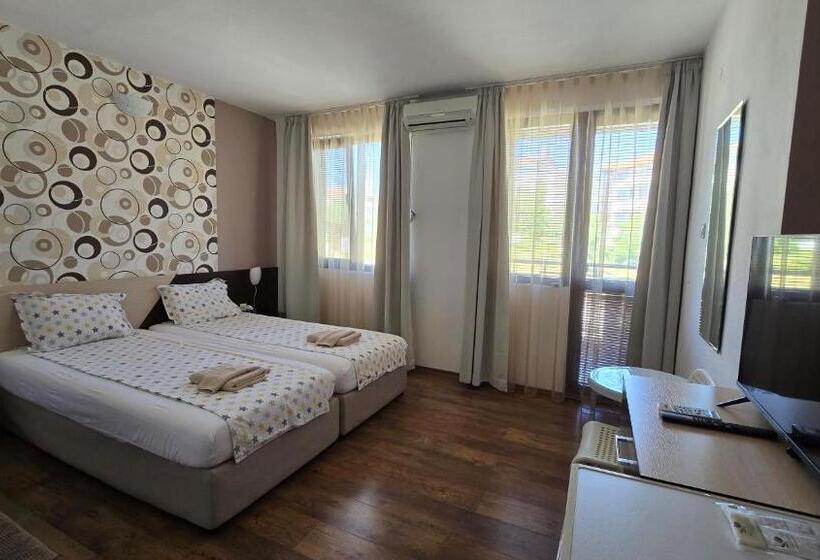 Quarto Estandar com Sacada, Estreya