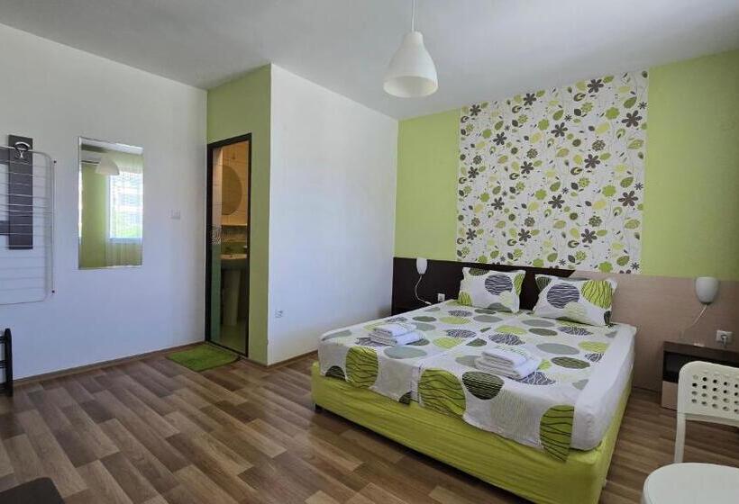 Quarto Estandar com Sacada, Estreya