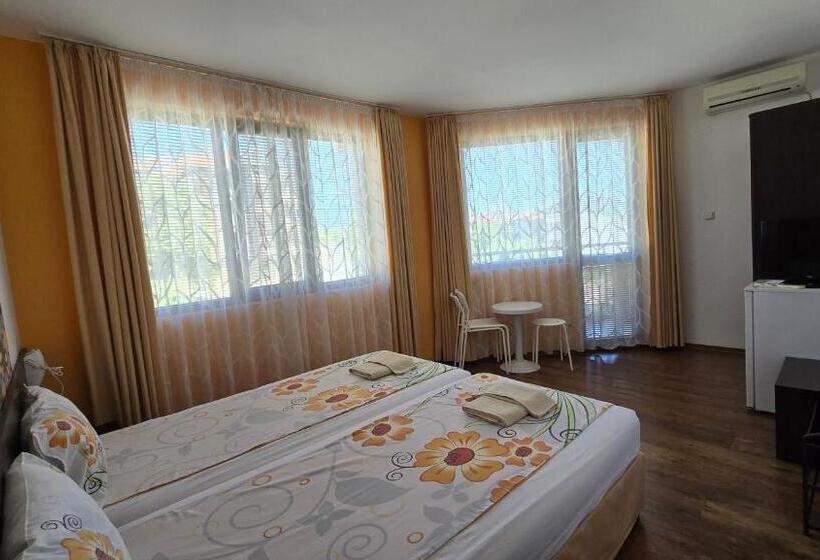 Quarto Estandar com Sacada, Estreya