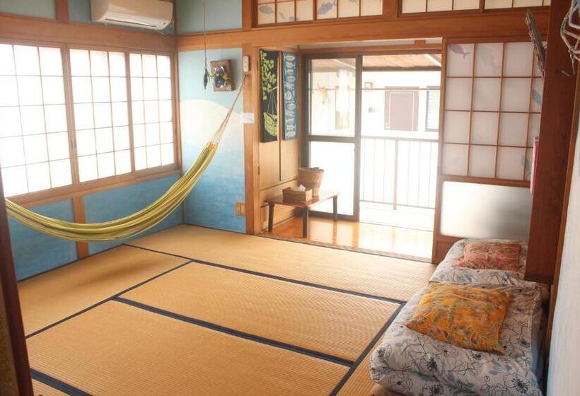 غرفة قياسية ثلاثية مزودة بشرفة, Katsuo Guest House