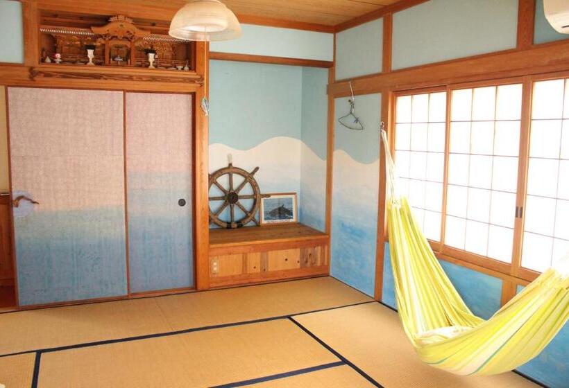 Трехместный Номер Стандарт с Балконом, Katsuo Guest House