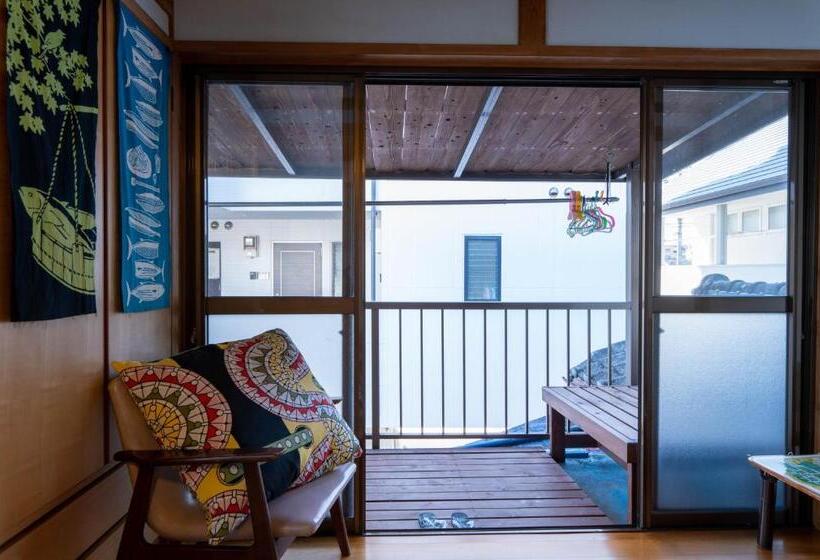 غرفة قياسية ثلاثية مزودة بشرفة, Katsuo Guest House