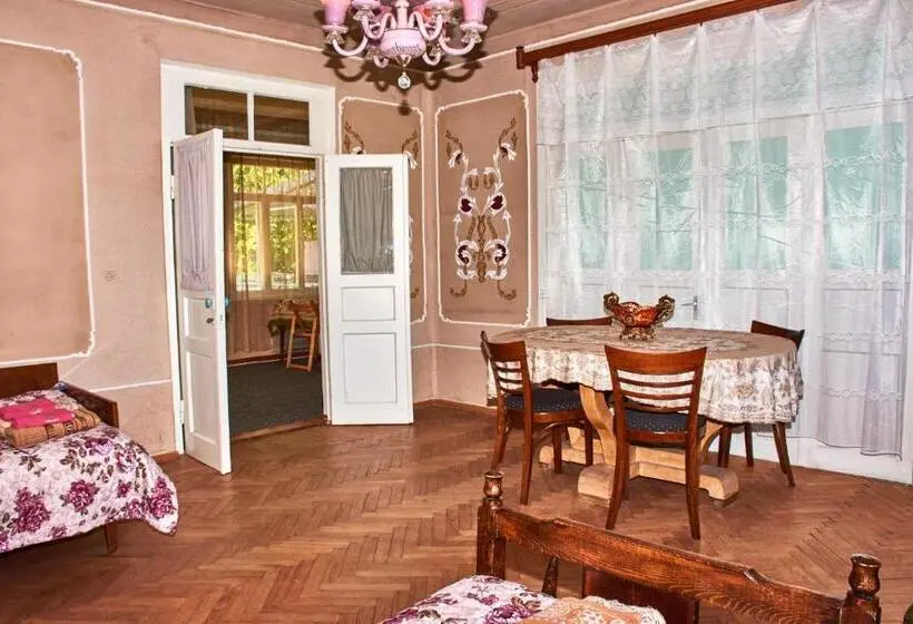 اتاق استاندارد چهار تخته, Nukri Guest House