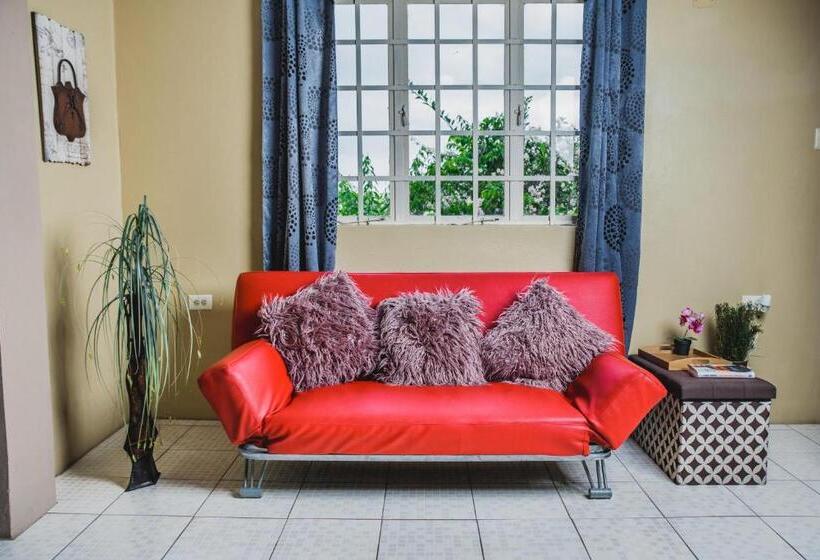 اتاق لوکس, The Valley Oasis Inn