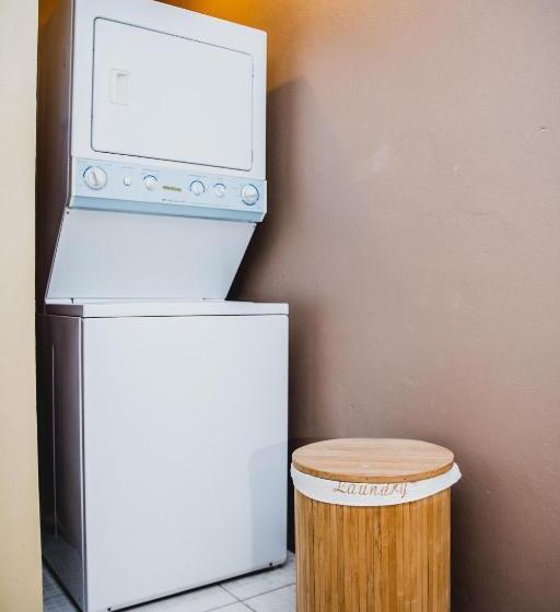 اتاق لوکس, The Valley Oasis Inn