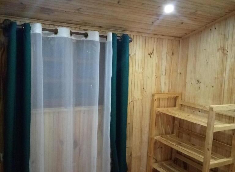 اتاق لوکس, Three Palms Fianar