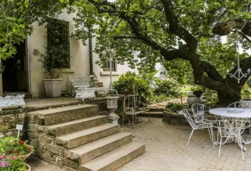 スタンダードバンガロー, The Green Acorn Guest House