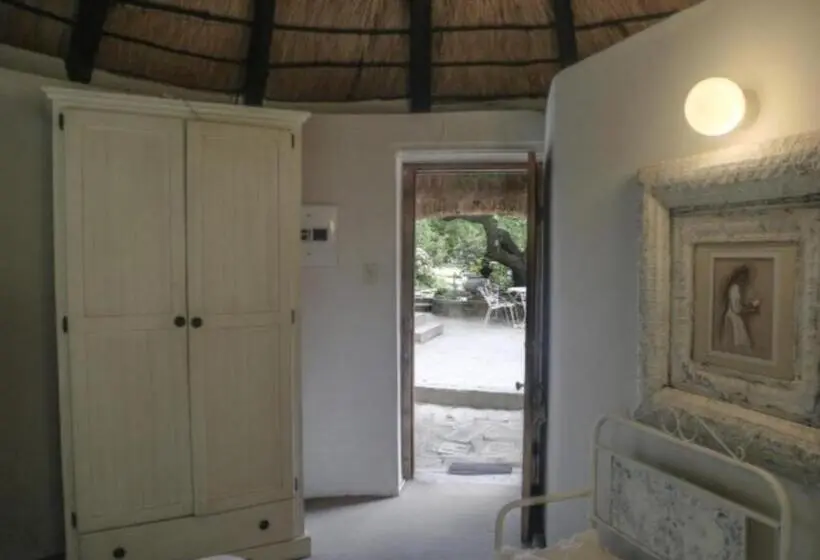スタンダードバンガロー, The Green Acorn Guest House