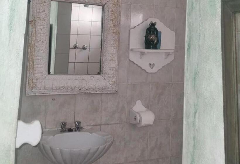 이코노미 트리플 룸, The Green Acorn Guest House