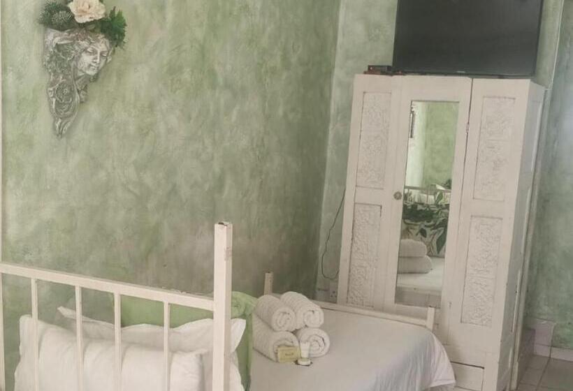 이코노미 트리플 룸, The Green Acorn Guest House