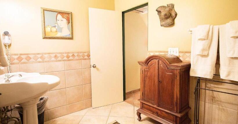 جناح غرفتين نوم, The Emerald Iguana Inn