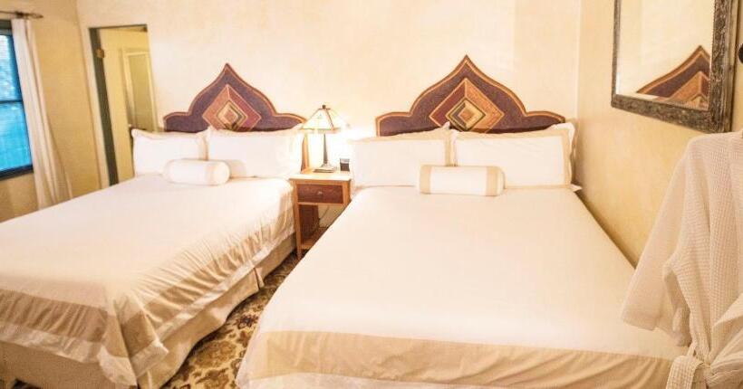 جناح غرفتين نوم, The Emerald Iguana Inn