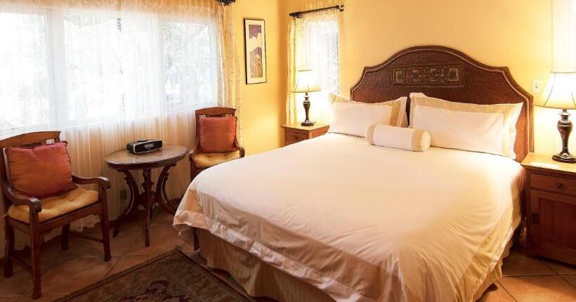 جناح غرفتين نوم, The Emerald Iguana Inn