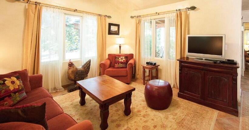 جناح غرفتين نوم, The Emerald Iguana Inn