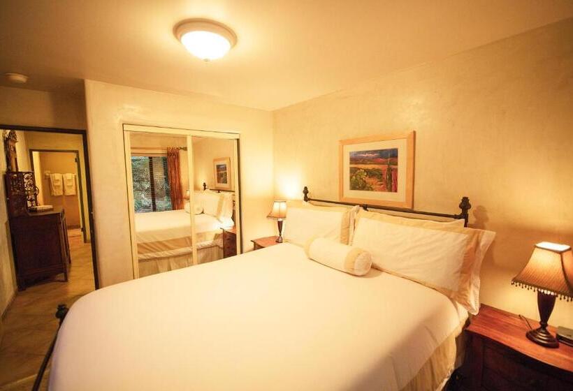 جناح غرفتين نوم, The Emerald Iguana Inn