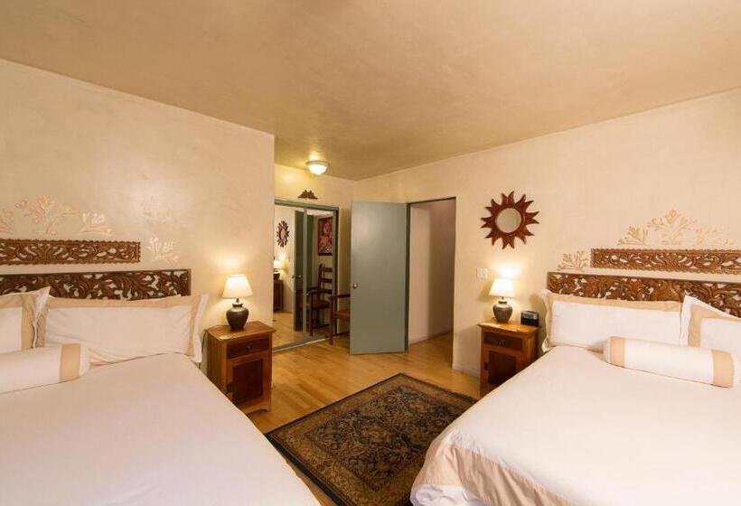 جناح, The Emerald Iguana Inn