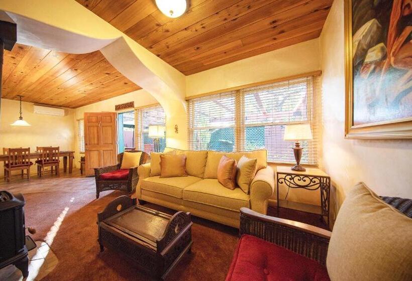 إستوديو قياسى سرير كينج, The Emerald Iguana Inn