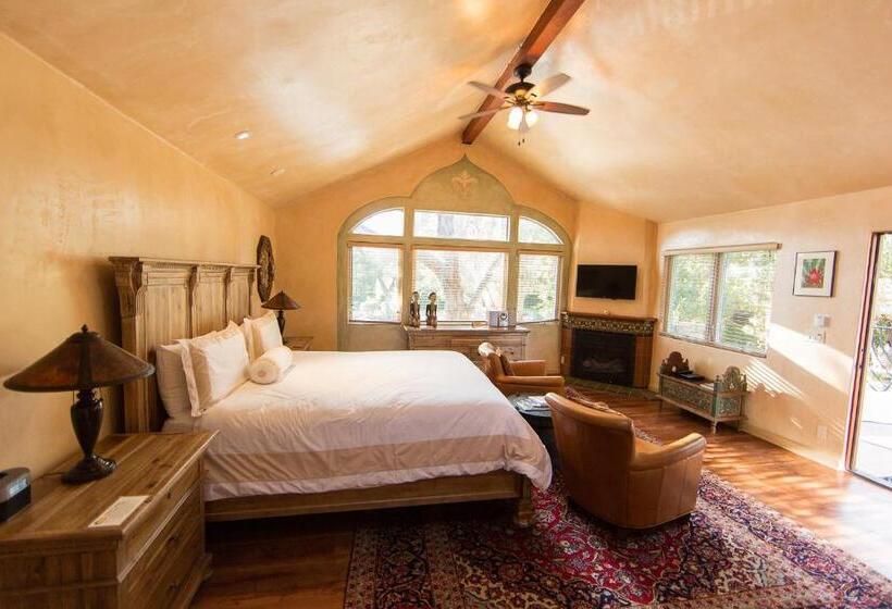 إستوديو قياسى سرير كينج, The Emerald Iguana Inn