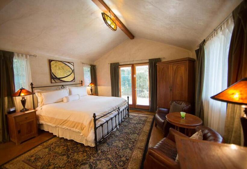 جناح غرفتين نوم, The Emerald Iguana Inn