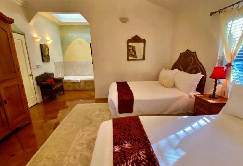 جناح غرفتين نوم, The Emerald Iguana Inn