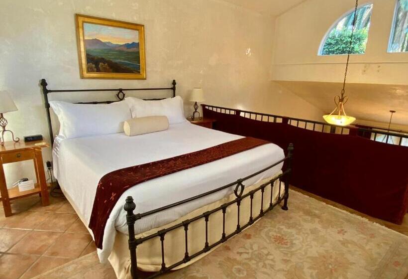 جناح غرفتين نوم, The Emerald Iguana Inn