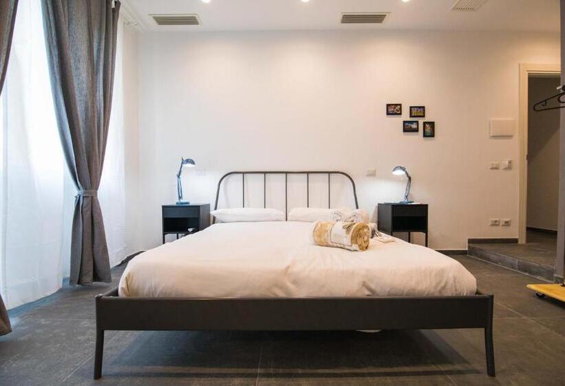 اتاق استاندارد سه نفره, Quattro Briganti