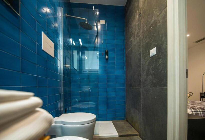 اتاق راحتی سه تخته, Quattro Briganti