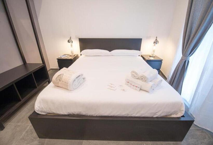 اتاق لوکس, Quattro Briganti