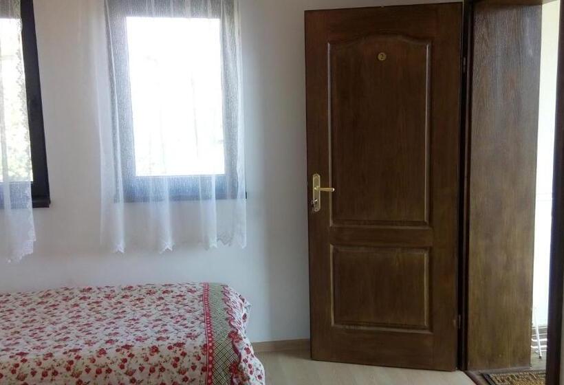 غرفة قياسية مزوَّدة بشُرفة, Bobekova Kashta