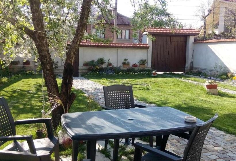 منزل 3 غرف نوم, Bobekova Kashta