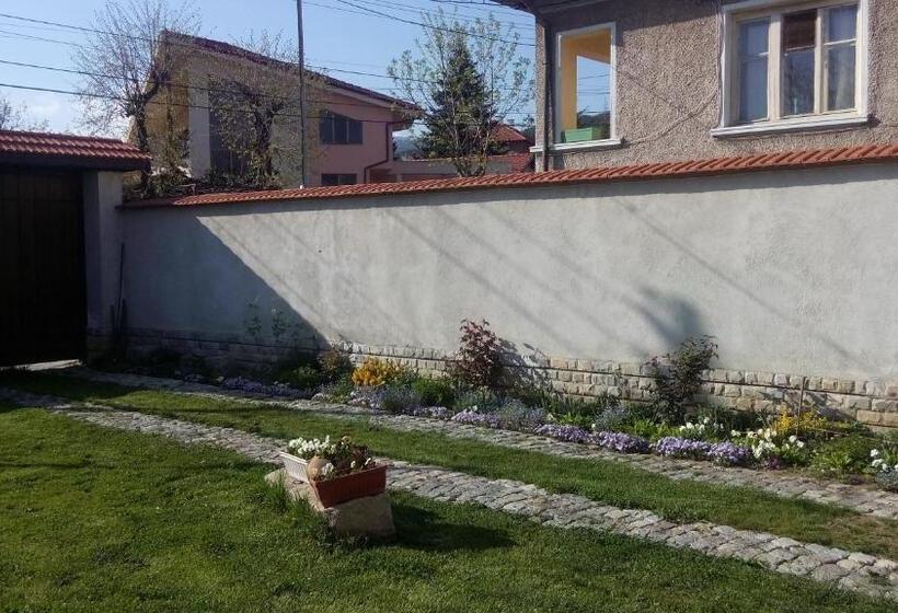 منزل 3 غرف نوم, Bobekova Kashta