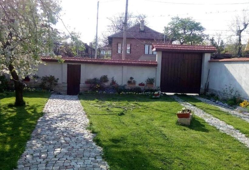 Дом 3 Спальни, Bobekova Kashta