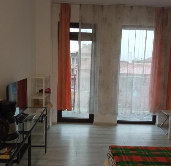 غرفة قياسية مزوَّدة بتراس, Bobekova Kashta