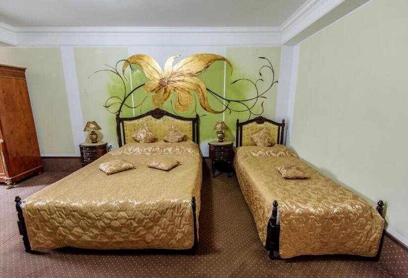 חדר משפחתי, Pensiunea Paradis