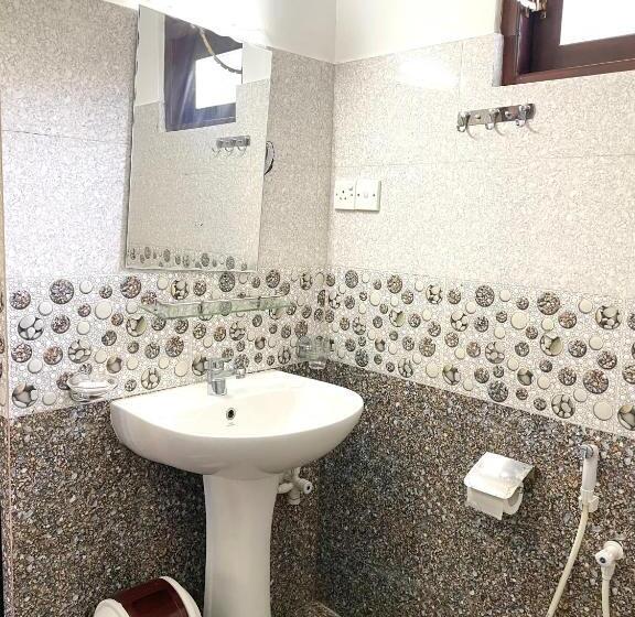 家庭间, Shan Star Weligama