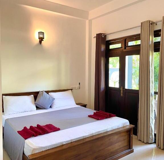 家庭间, Shan Star Weligama