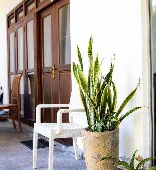 家庭间, Shan Star Weligama