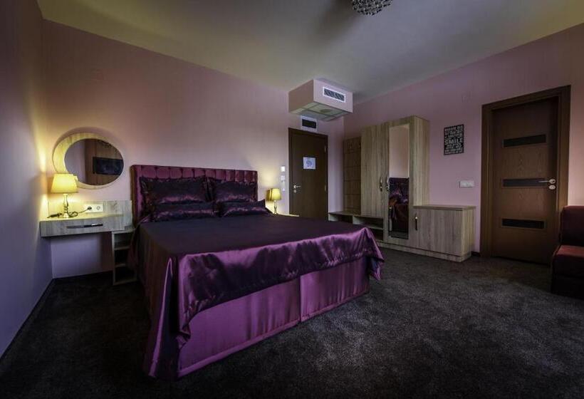 غرفة قياسية مزوَّدة بشُرفة, Victoriya's House