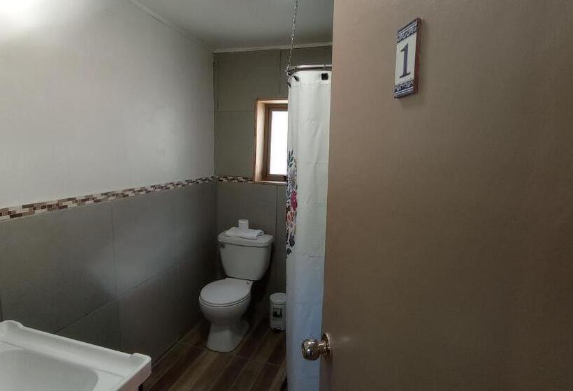 غرفة أساسية ثلاثية, Hostal Los Peñones