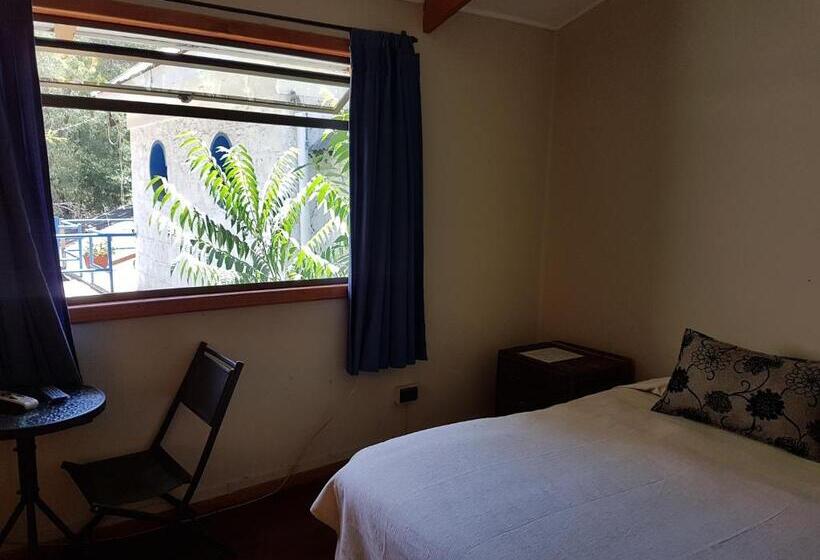 غرفة أساسية ثلاثية, Hostal Los Peñones