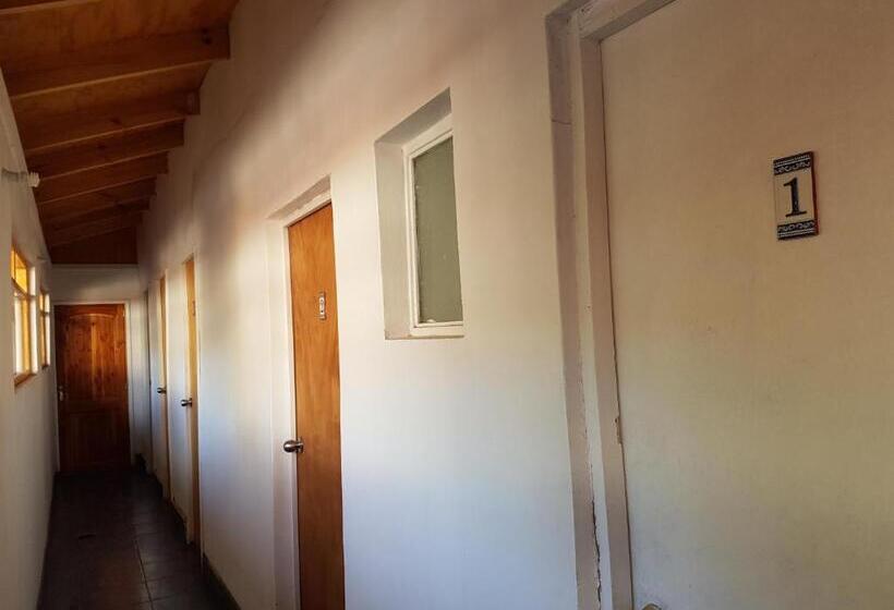 غرفة أساسية ثلاثية, Hostal Los Peñones