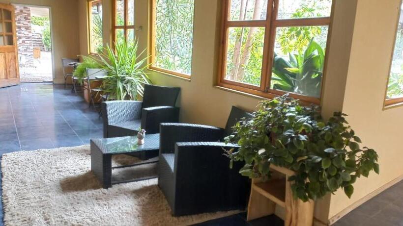 غرفة أساسية ثلاثية, Hostal Los Peñones